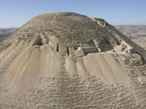 (Vista general del Monte Herodium, donde se ha encontrado la tumba de Herodes.) (Foto: Hebrew University of Jerusalem)